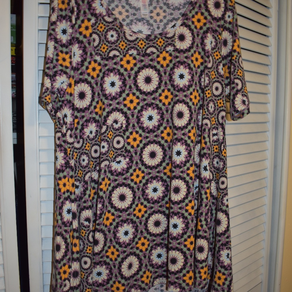 *NWOT* LulaRoe Perfect Tee